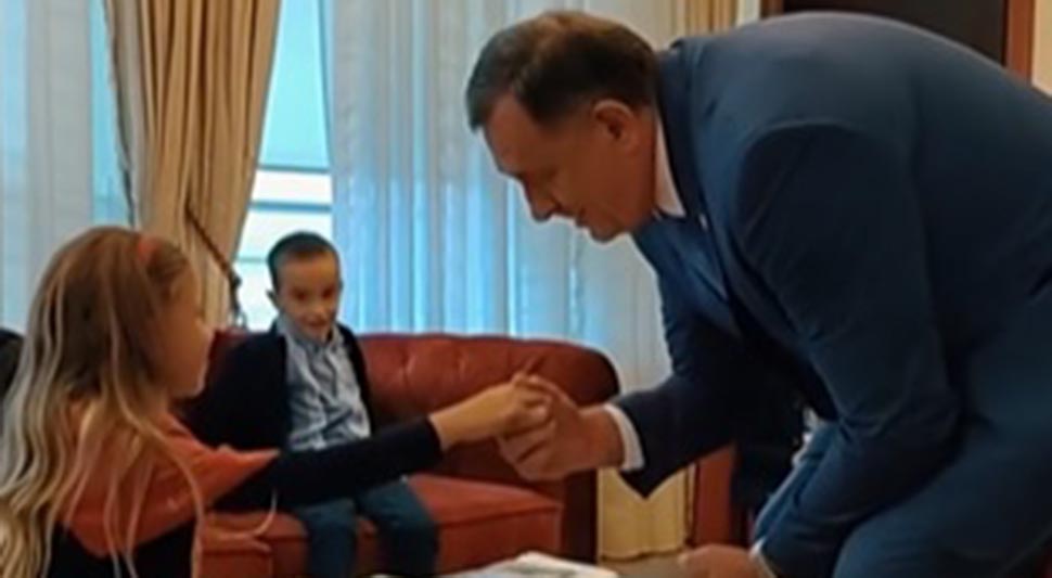 6310b51ce7dd7-dodik unuci.jpg